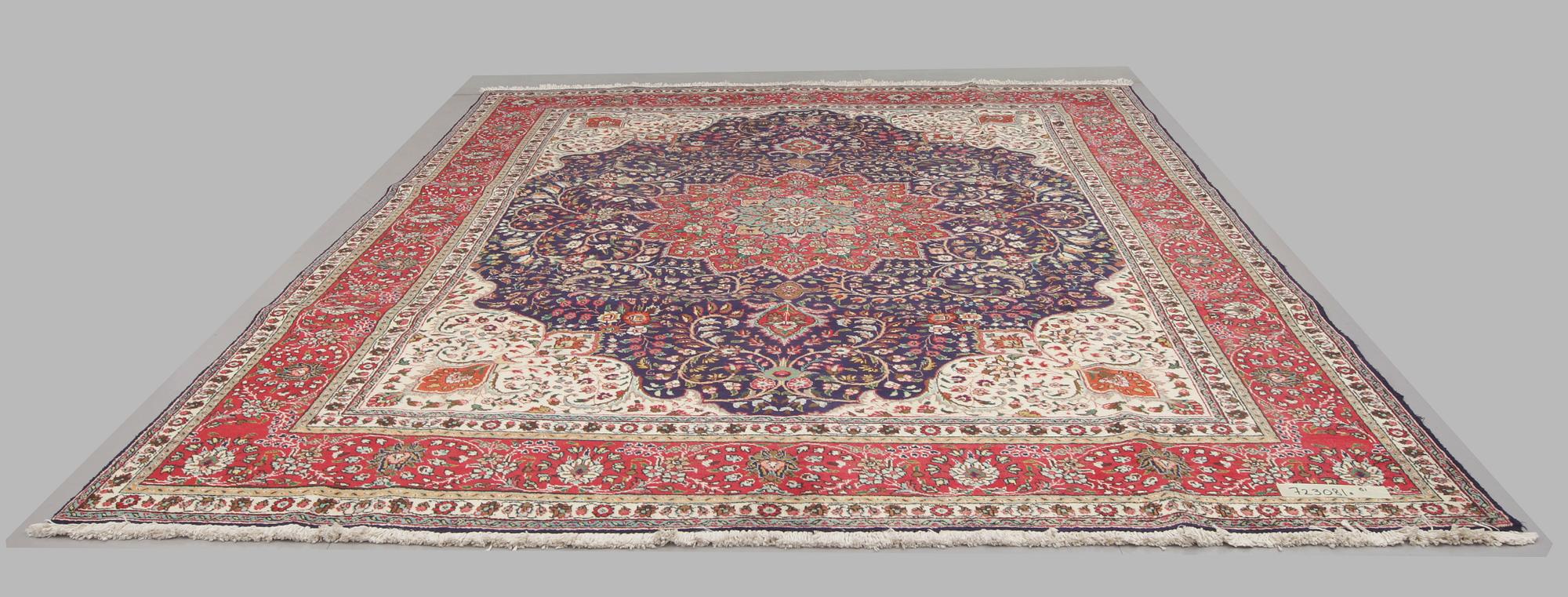 MATTA, Täbriz, ca 376 x 314 cm.