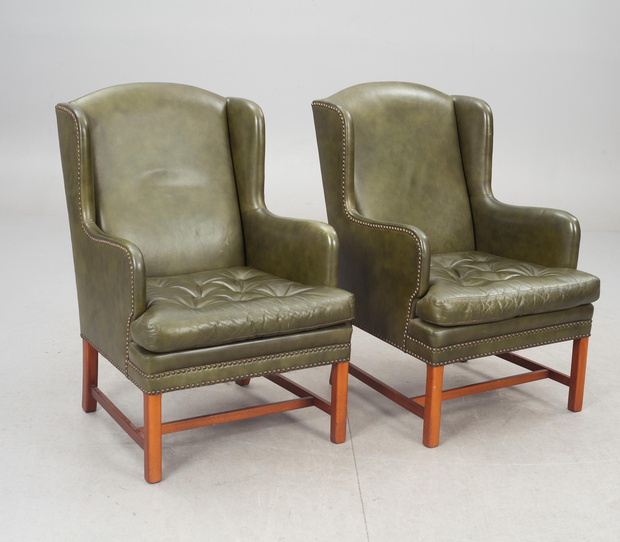 FÅTÖLJER, ett par, Chesterfield-modell, 1900-talets andra hälft.