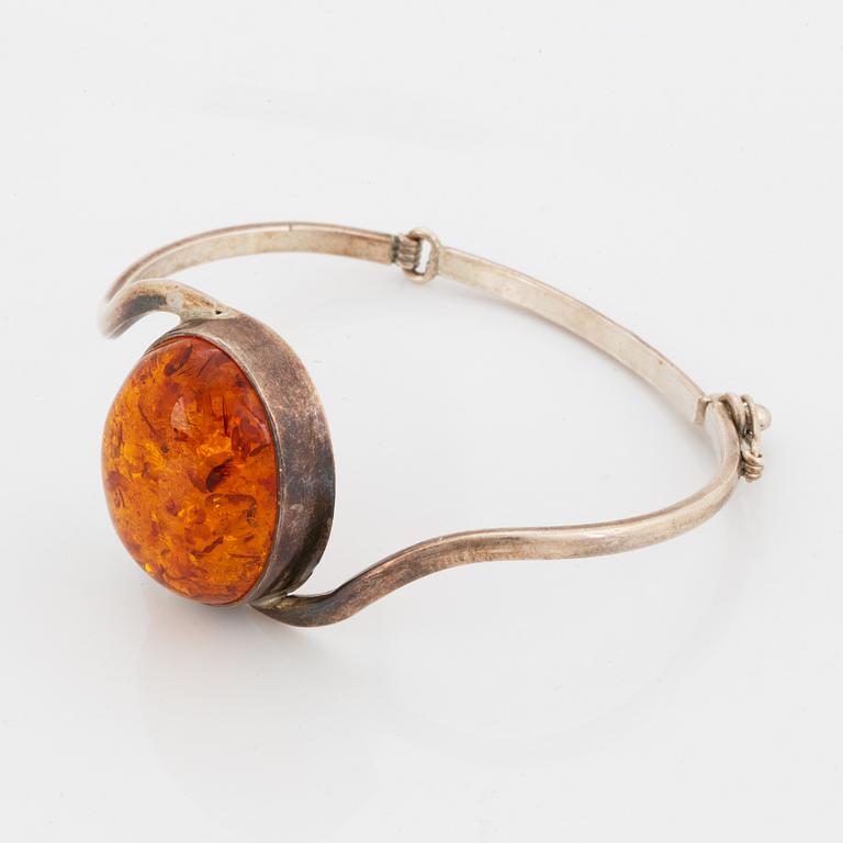 HALSMYCKE OCH ARMRINGAR två st, silver med bärnsten och bergkristall.