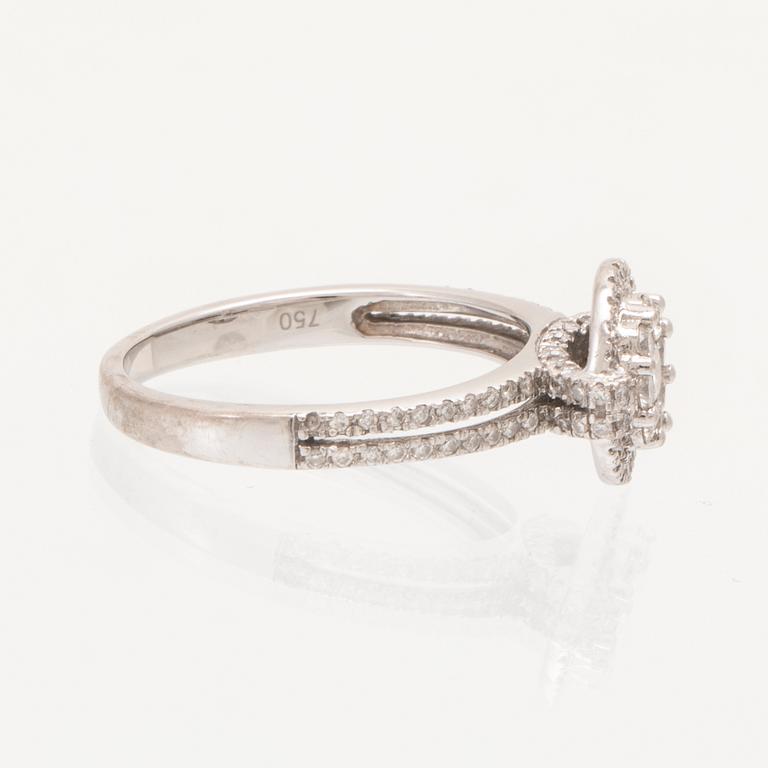 An 18K white gold ring set with round brilliant-cut diamonds.