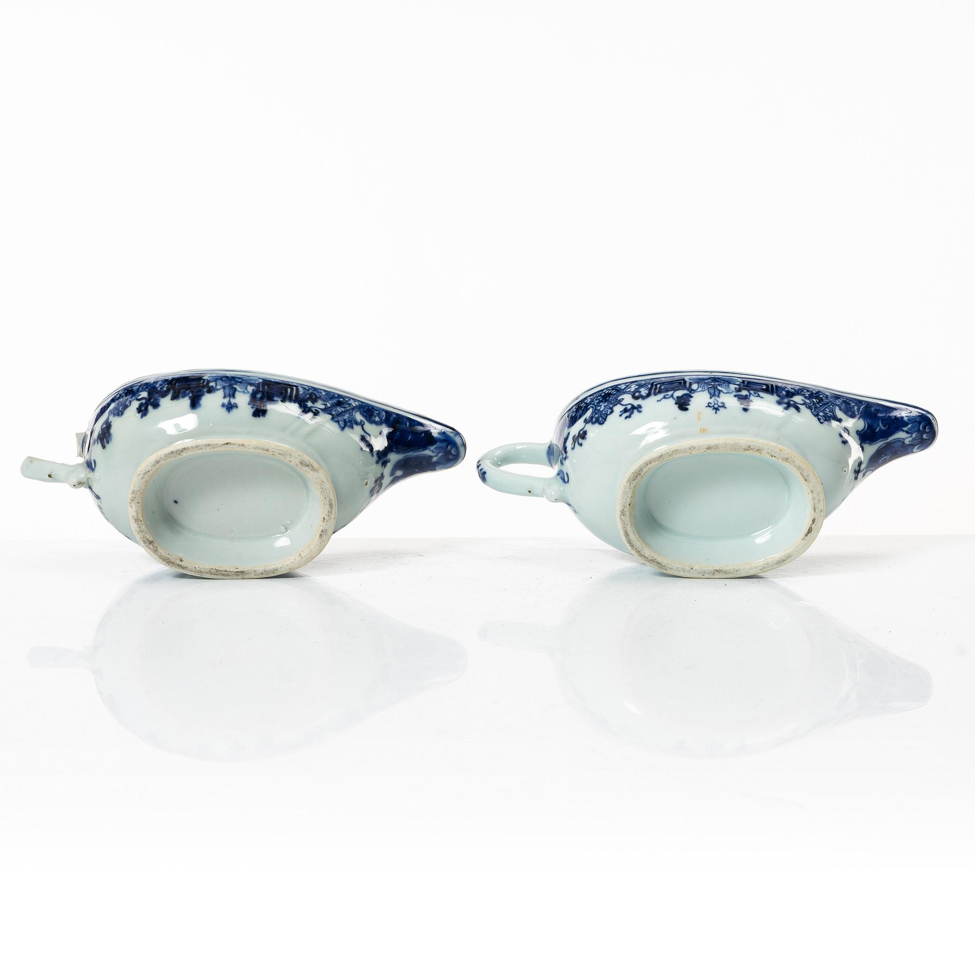 A pair of Chinese blue and white porcelain sauce boats, Qing dynasty, Qianlong (1736-95).
