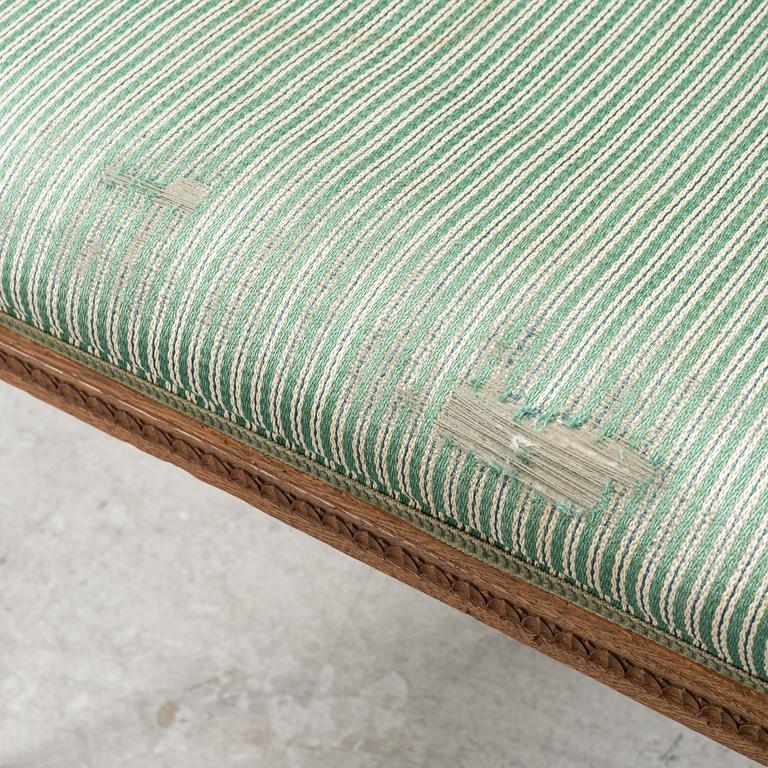 Baljfåtölj, sengustaviansk stil, omkring år 1900.