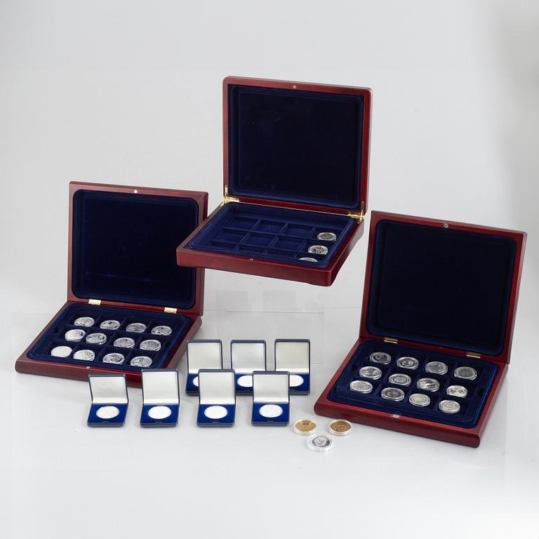 Myntsamling, minnes- och jubileumsmynt, 61 st, mestadels i silver. I tre schatull.