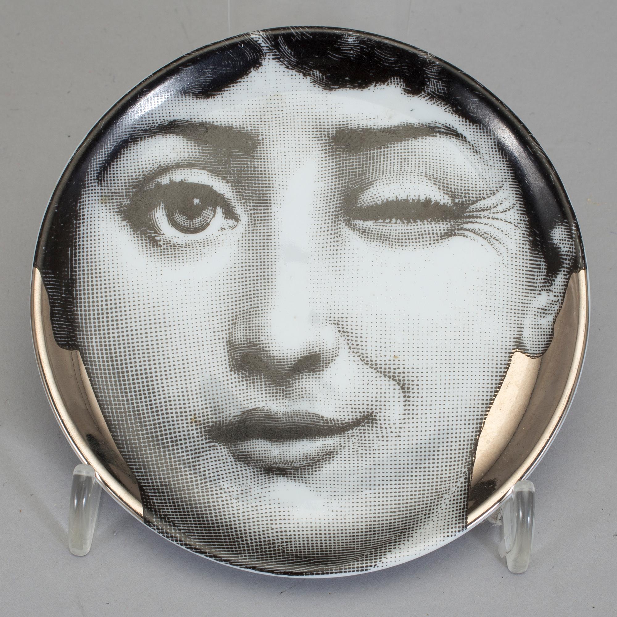 PIERO FORNASETTI, tallrikar, 2 st samt fat, porslin. Fornasetti, Milano, Italien.