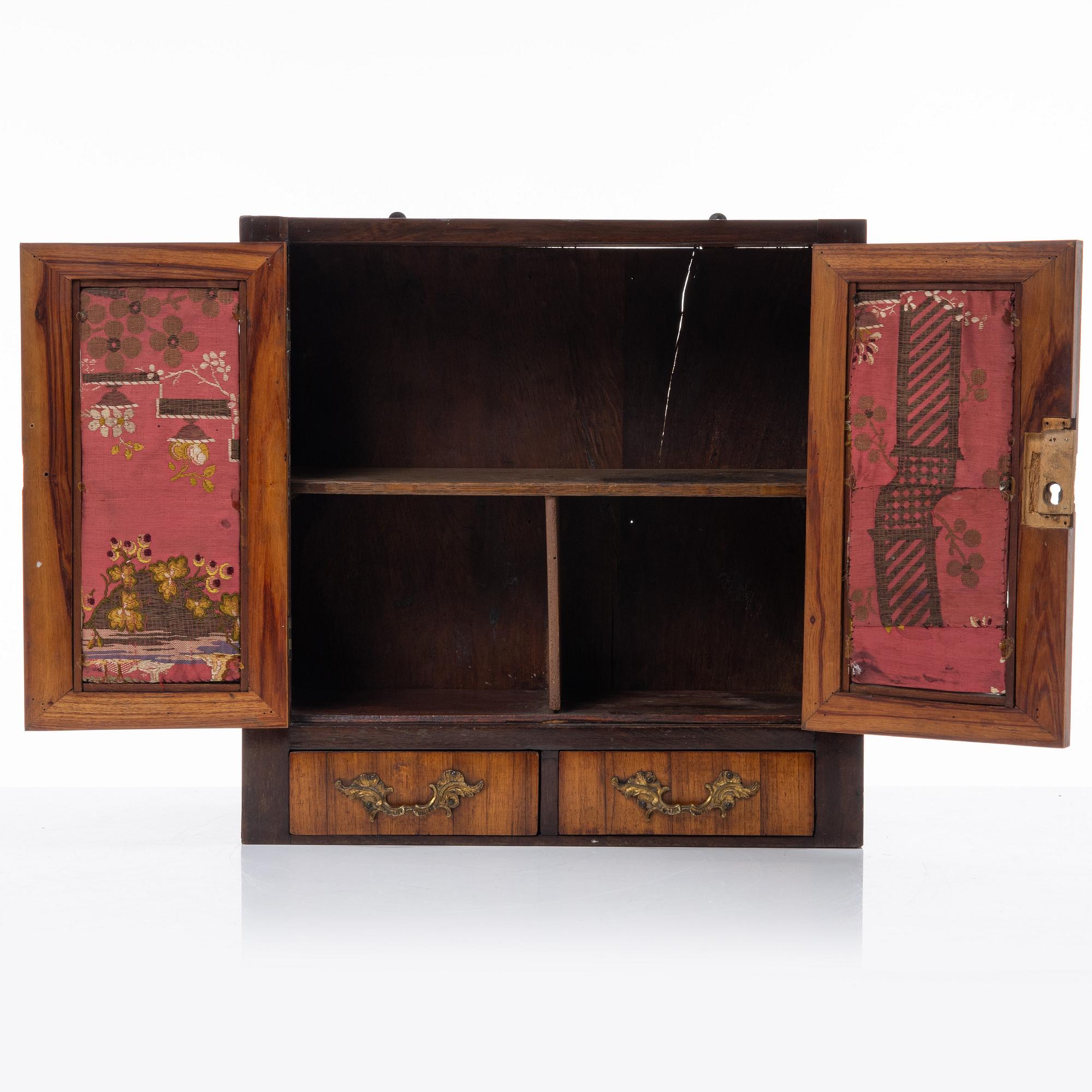 A wall-hanged small cabinet, 18th/19th century.