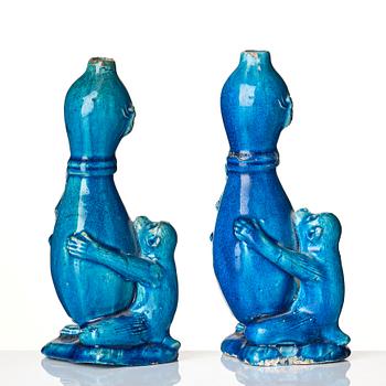 A pair of turquoise-glazed water sprinklers/vases, Qing dynasty, Kangxi (1662-1722).