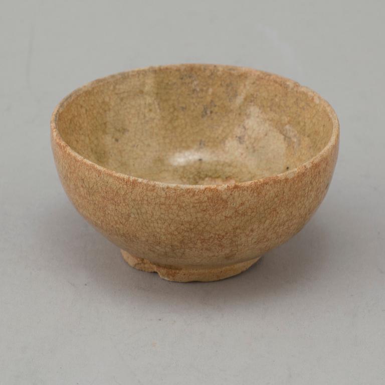 A Yuan/Ming dynasty earthenware bowl.