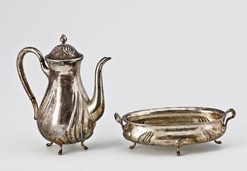 KAFFEKANNA SAMT SKÅL, silver, rokokostil, A. Bergengren, Sverige 1930. Total vikt ca 700 gram.