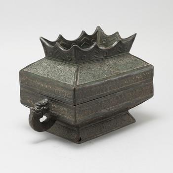 A bronze box with cover, Late Qing dynasty.