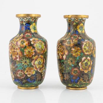 Vaser, ett par, cloisonné. Kina, 1900-tal.