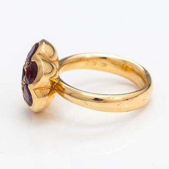 An 18K gold ring "Gingerbread" with rodolite garnets. Ofelia Jewelry, Helsinki.