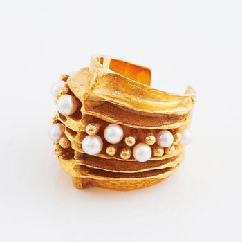 Karlheinz Sauer, an 18K gold ring set with cultured pearls,  Västerås 1974.