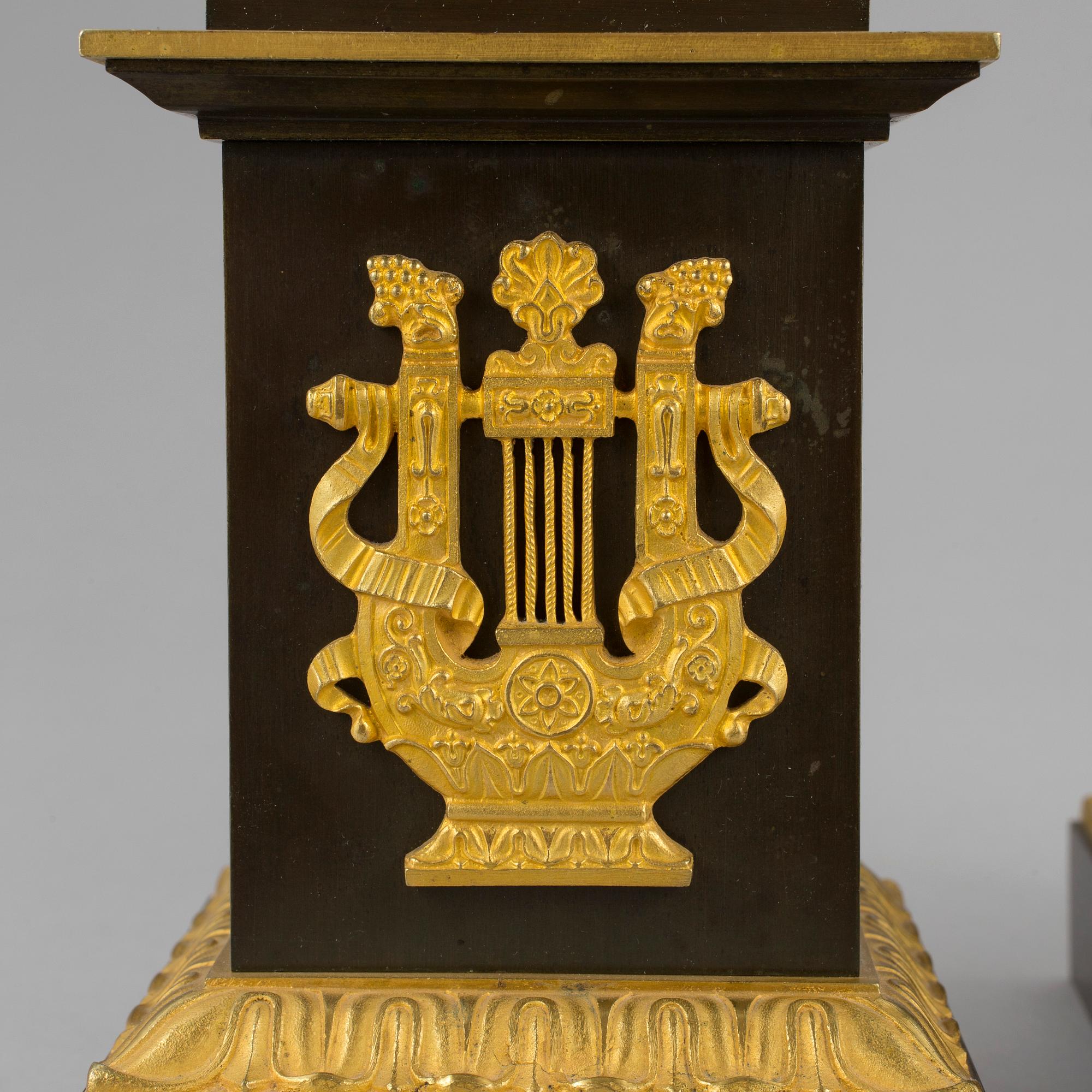 URNOR PÅ FOT, ett par. Brons, empire, 1800-talets andra kvartal.