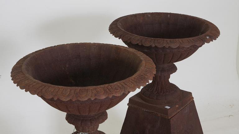 TRÄDGÅRDSURNOR, ett par gjutjärn.