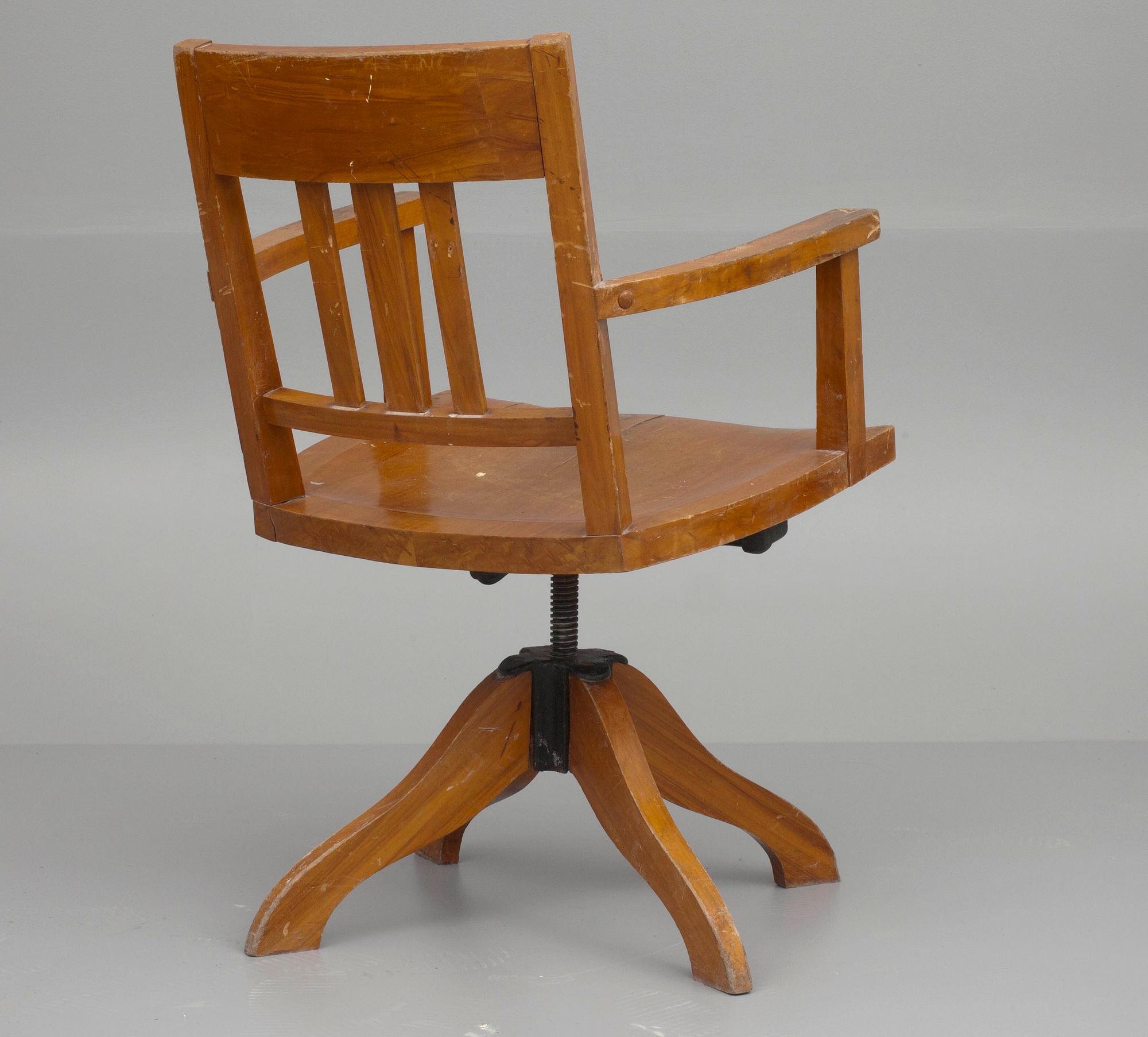 SKRIVBORDSSTOL, 1900-talets första kvartal.