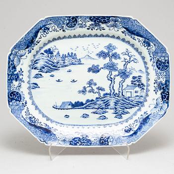 A blue and white export porcelain serving dish, Qing dynasty, Qianlong (1736-95).