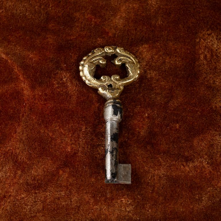 A Louis XVI-style display cabinet, around 1900.