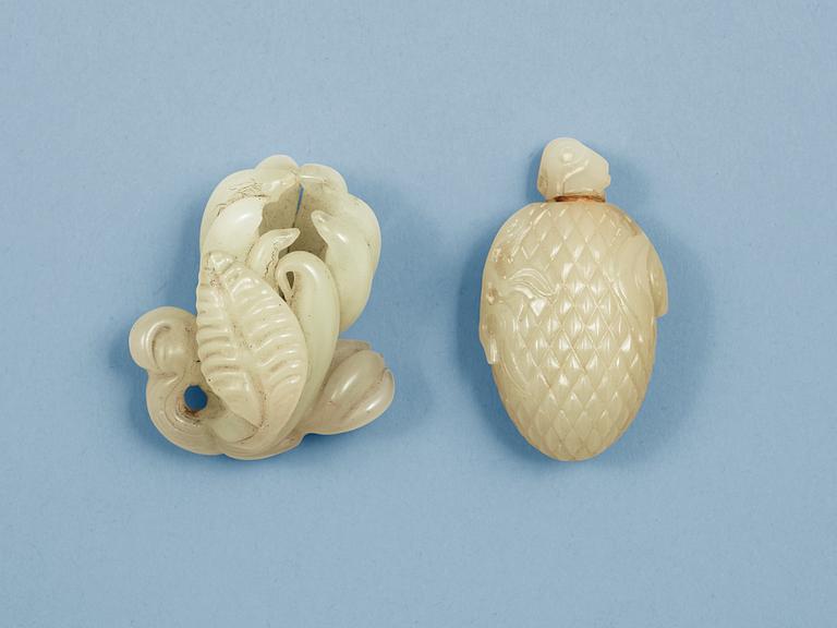 A carved nephrite snuff bottle  with stopper and a figurin, late Qing dynasty.