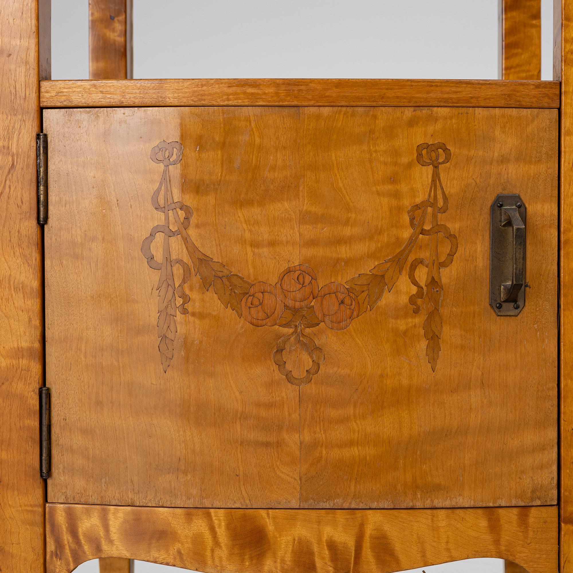 A pair of nightstands, ecarly 20th century.