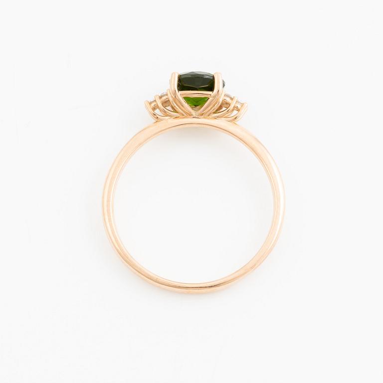 Ring 14K rose gold with chrome diopside and brilliant-cut diamonds.