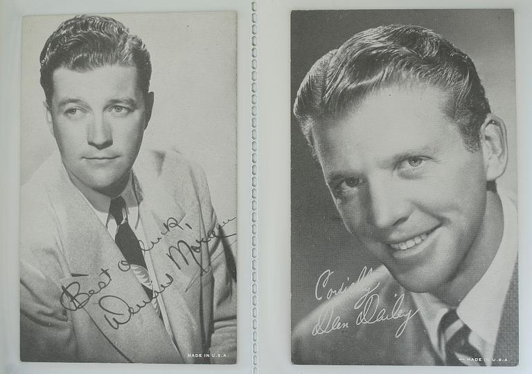 PARTI AUTOGRAFER, 2 pärmar, bla Dean Martin, Margareta Krook, Barbara Cartland, Ingvar Carlsson, Max von Sydow.