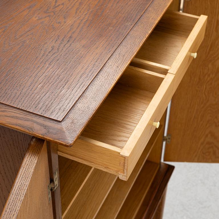 Oscar Nilsson, attributed to, a Swedish Modern oak cabinet, likely executed by Åfors Möbelfabrik, 1940s.