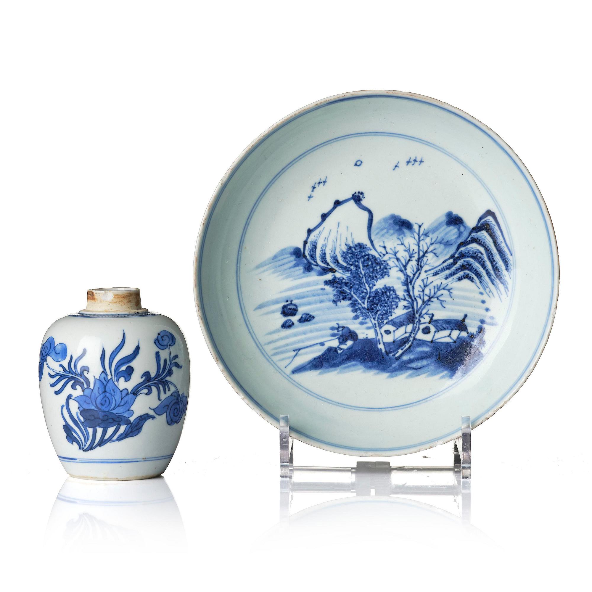 A blue and white dish and tea caddy, Tianqi/Chongzhen, mid 17th century.