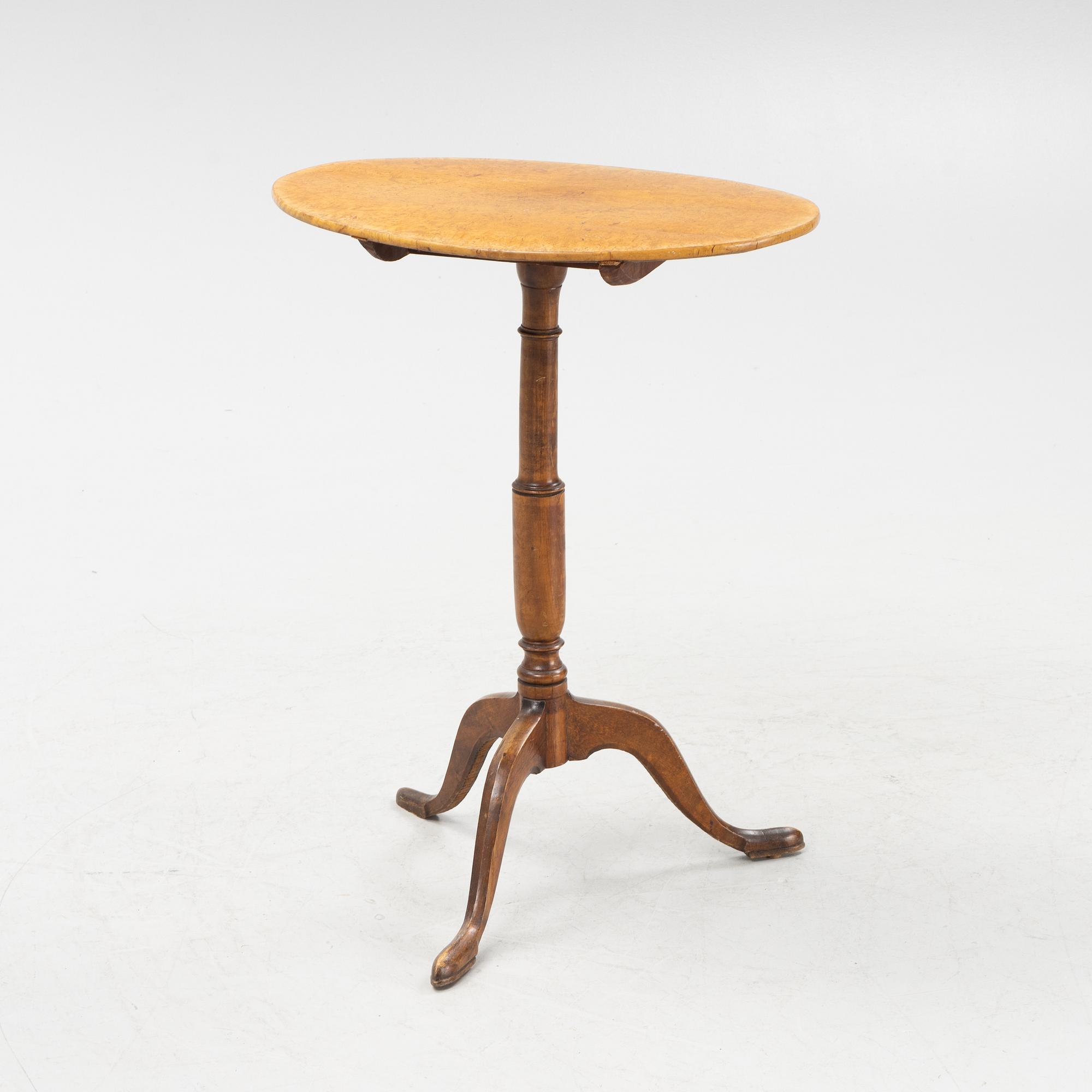 A late Gustavian tilt top table from around the year 1800.