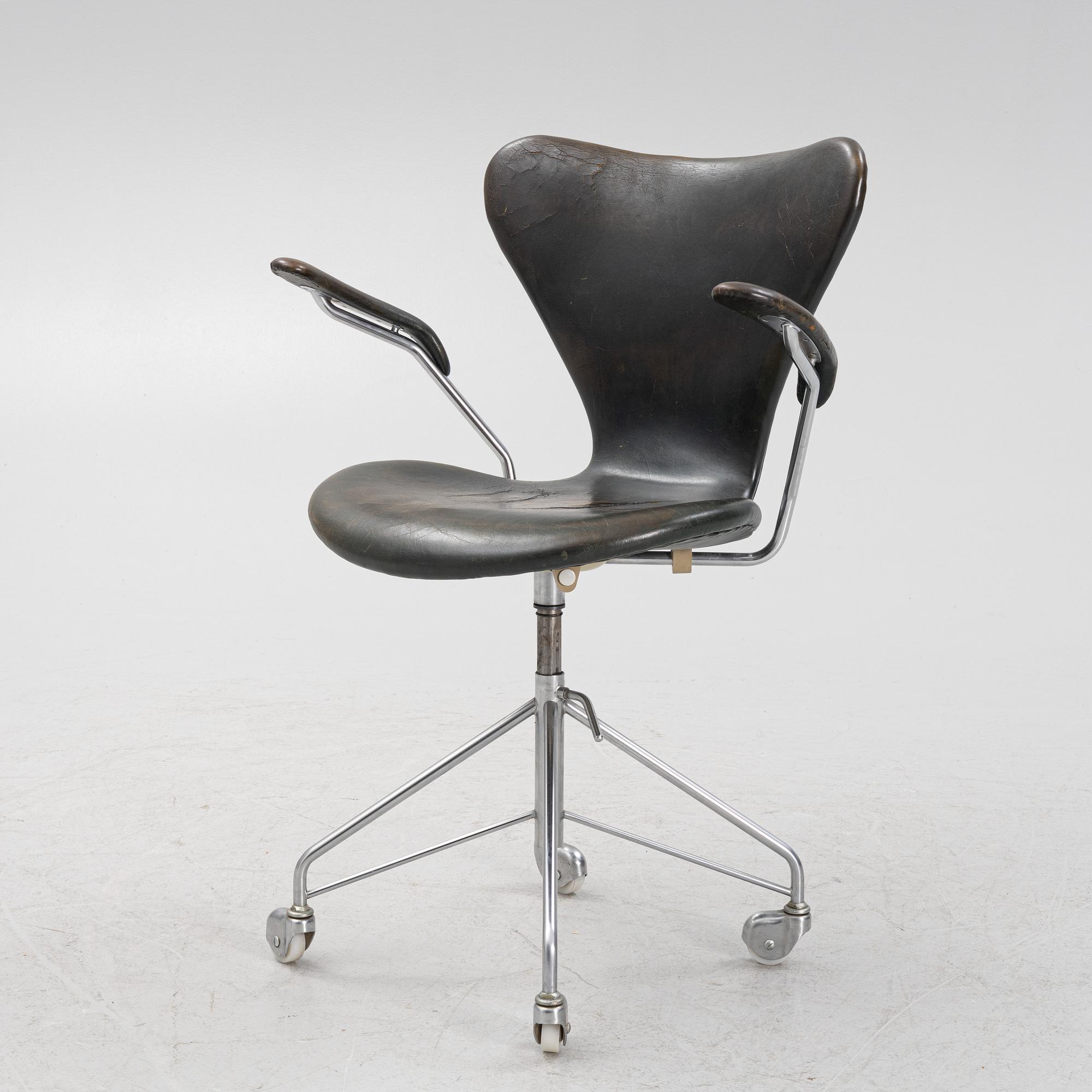 Arne Jacobsen, a 'Sjuan' swivel chair, Fritz Hansen, Denmark 1970.