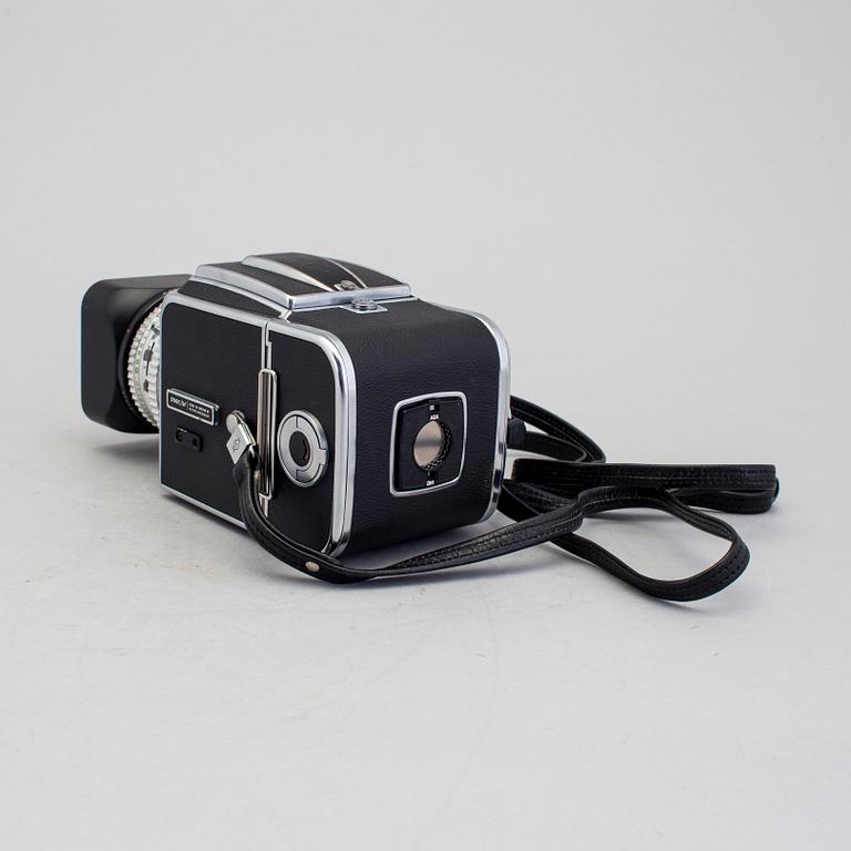 a Swedish Hasselblad camera model 500C/M no. UH135363 with Planar 1:2,8 f=80 T* by Victor Hasselblad AB in Göteborg 1972.