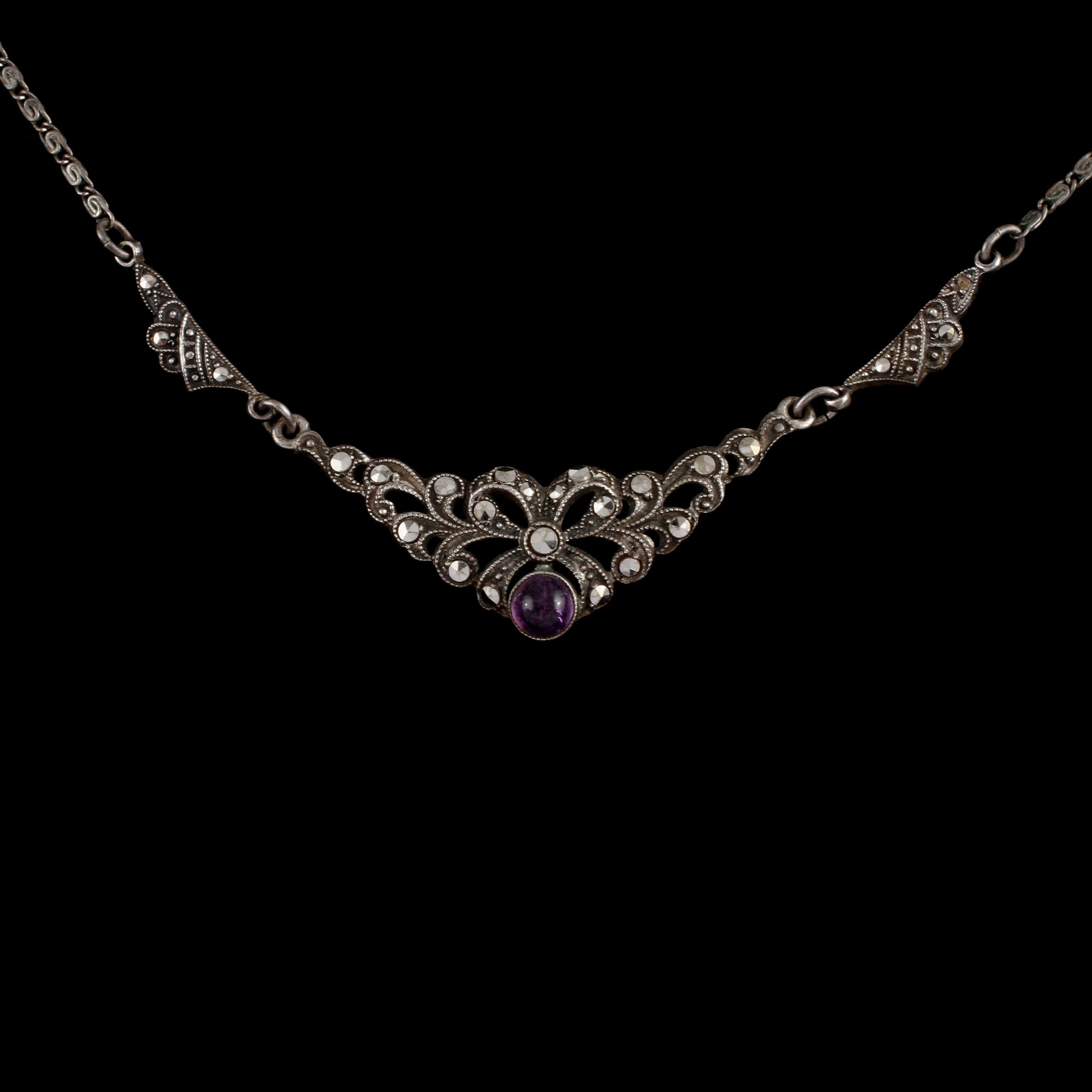 COLLIER, silver med markasiter och cabochonslipad ametist. Vikt 7 g.
