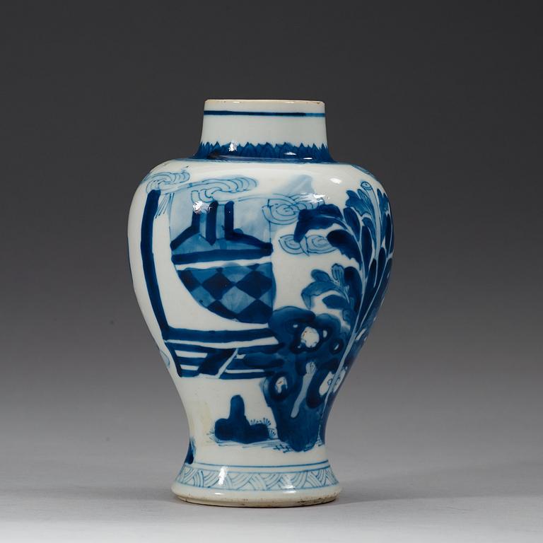 A blue and white vase, Qing dynasty Kangxi (1662-1722).