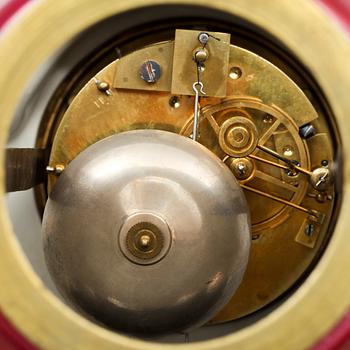 BORDSPENYDL, porslin, med glaskupa. 1800-talets slut.