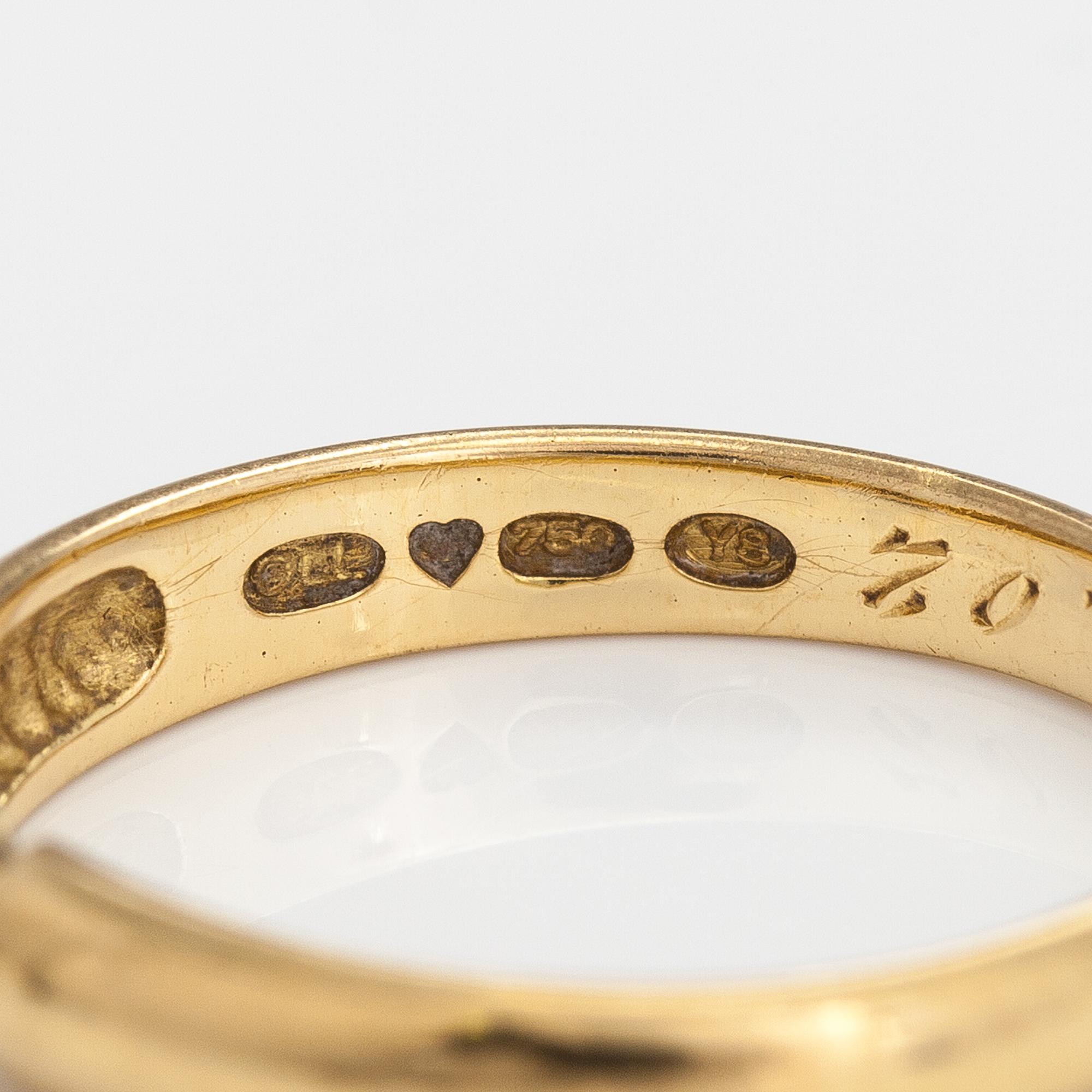 An 18K gold ring with a ca. 0.10 ct diamond. Finland 2000.