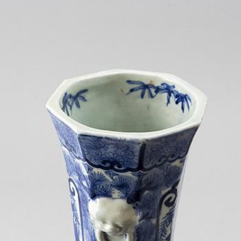 A blue and white Japanese vase, Meiji period (1862-1912).