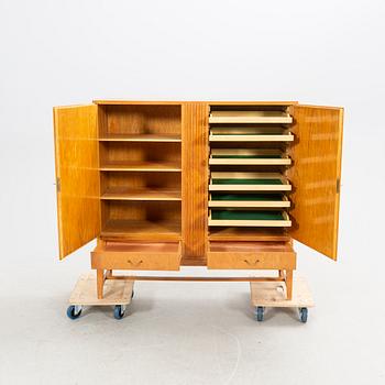 A 1940/50s oak cabinet.