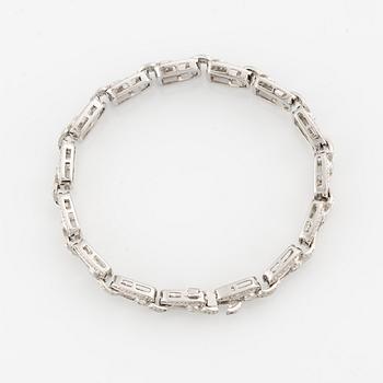 An 18K white gold bracelet set with round brilliant-cut diamonds.