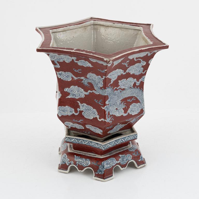 A Chinese porcelain dragon flower pot with stand, late Qing dynasty / early 20th century.