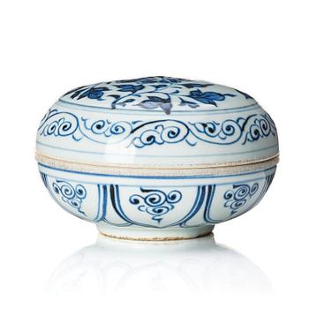 1065. A blue and white ming style box with cover, Qing dynasty, Yongzheng (1723-35).