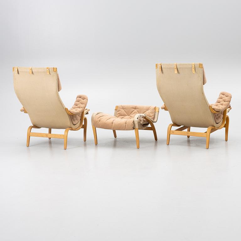 Bruno Mathsson, fåtöljer, ett par, med en fotpall, "Pernilla", DUX.