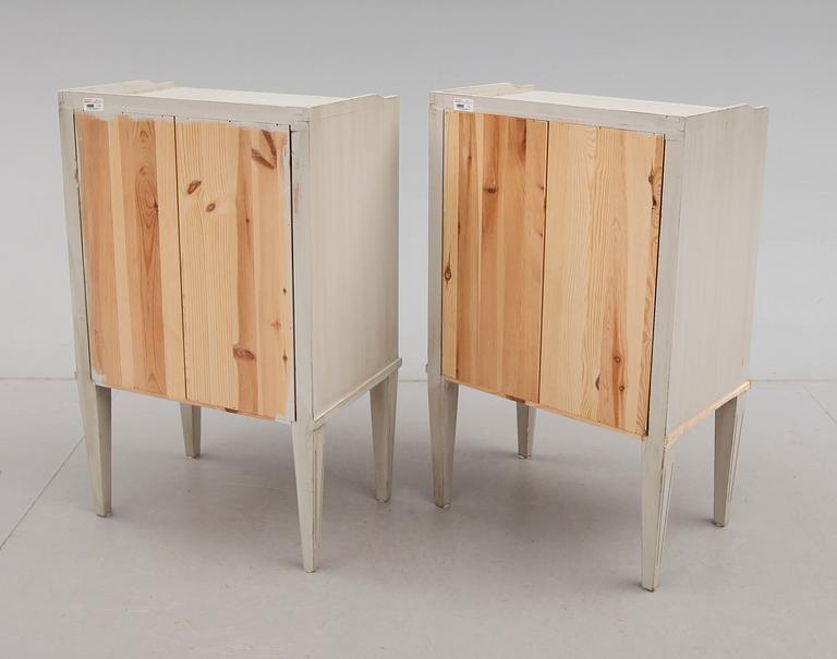 SÄNGBORD, 1 par, gustaviansk stil, 1900-talets andra hälft.