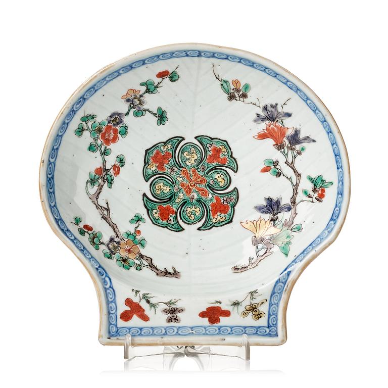 A famille verte shell shaped dish, Qing dynasty, Kangxi (1662-1722).