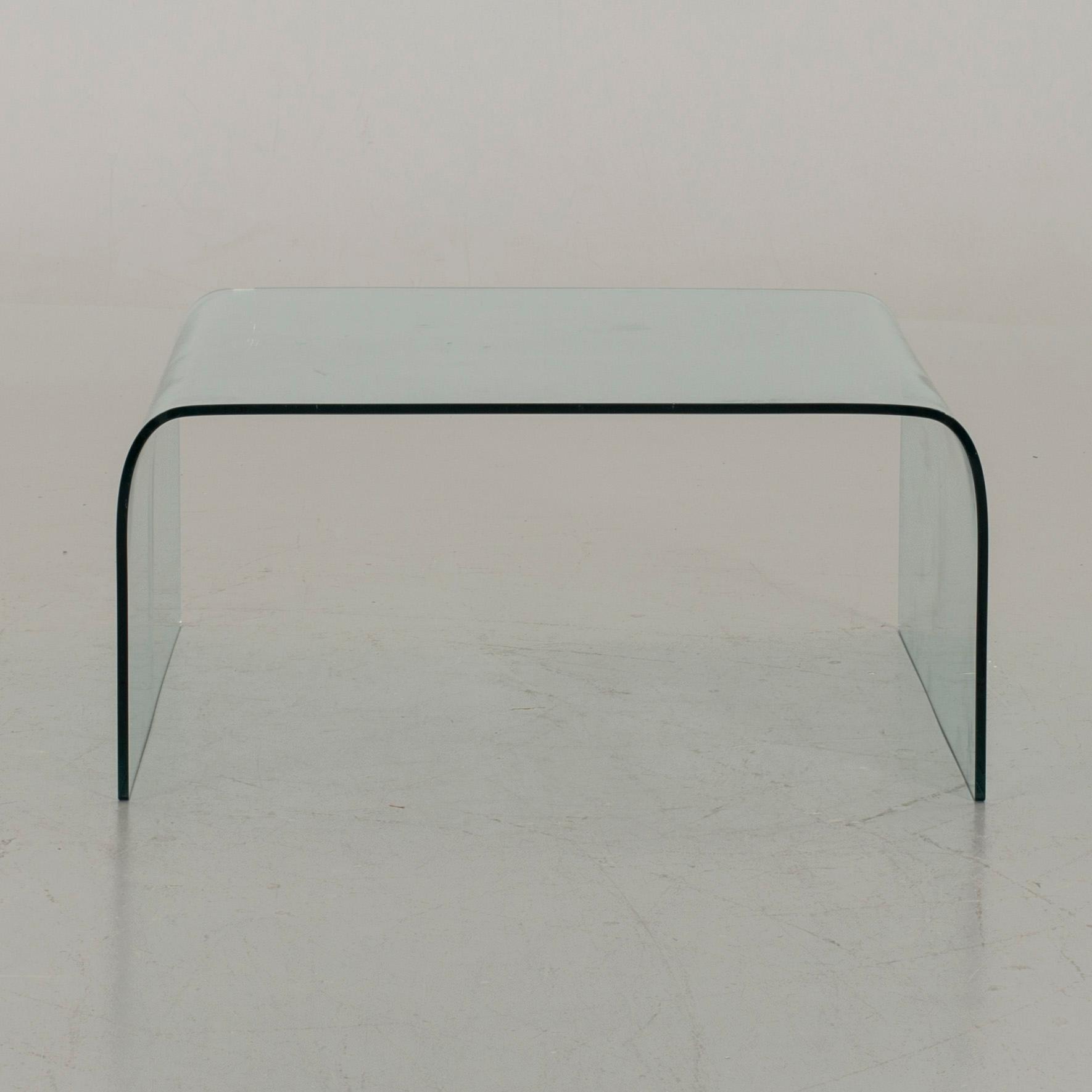 A GLASS SOFA TABLE.