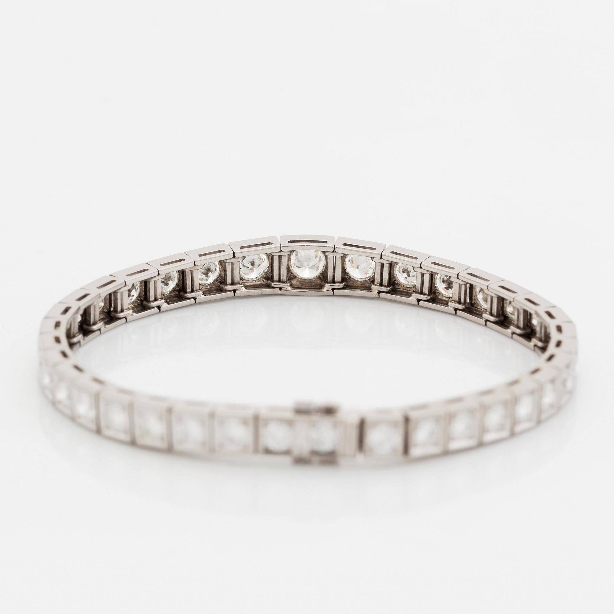 An 18K white gold bracelet set with round brilliant-cut diamonds.