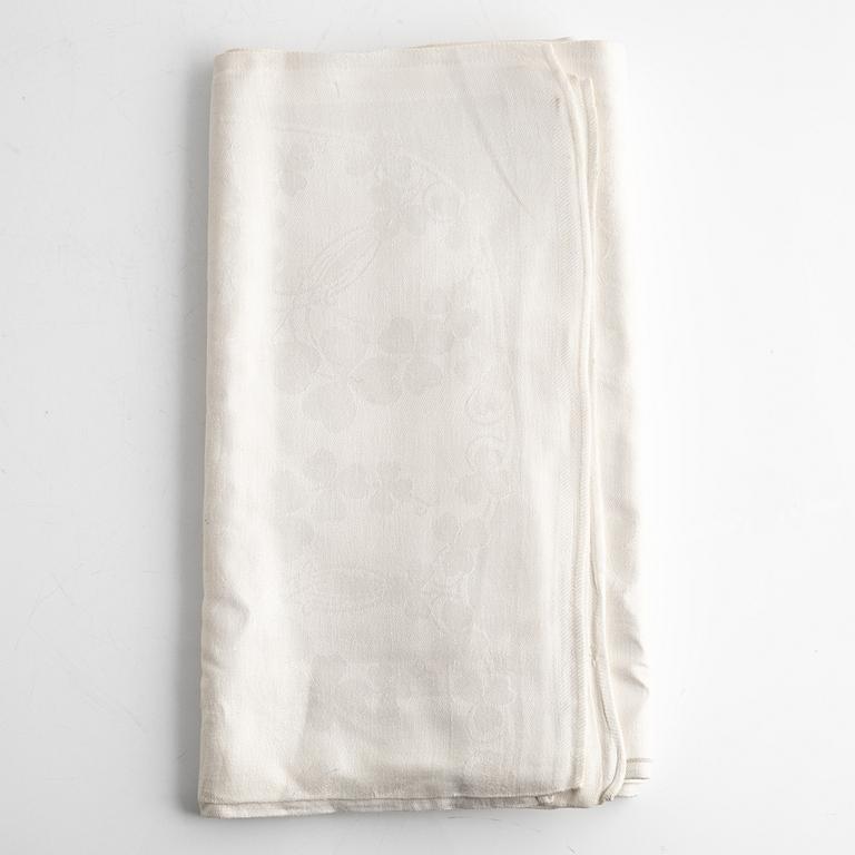 Five tablecloths, partly linen.