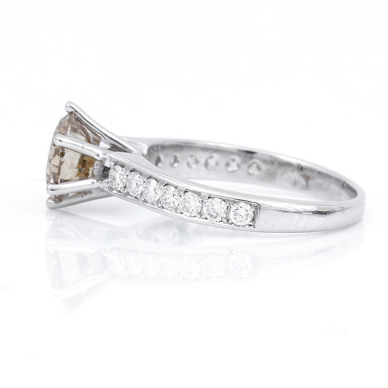 RING, 18K vitguld med briljantslipad brun diamant 1,74 ct och briljantslipade diamanter tot ca 0,44 ct. Vikt 3,66 gram.