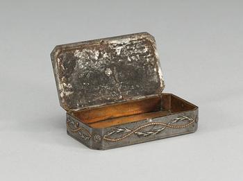 A RUSSIAN 19TH CENTURY STEEL AND COPPER SNUFF-BOX.