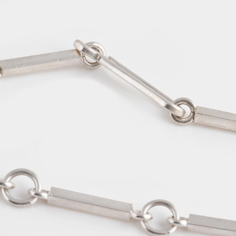 HALSSMYCKE, sterlingsilver med fasettslipad bergkristall, Wiwen Nilsson, Lund, 1942. Vikt 37,8 gram.