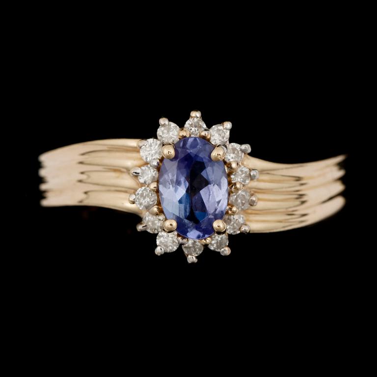RING, 14k guld med tanzanit och briljantslipade diamanter. 2000-tal. Vikt 3,1g.