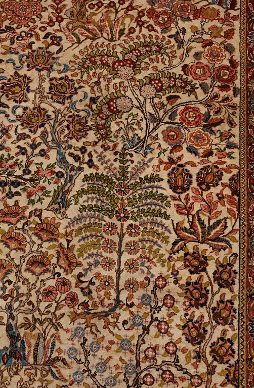 A carpet, a semi-antique Tabriz, ca 297,5 x 224 cm.